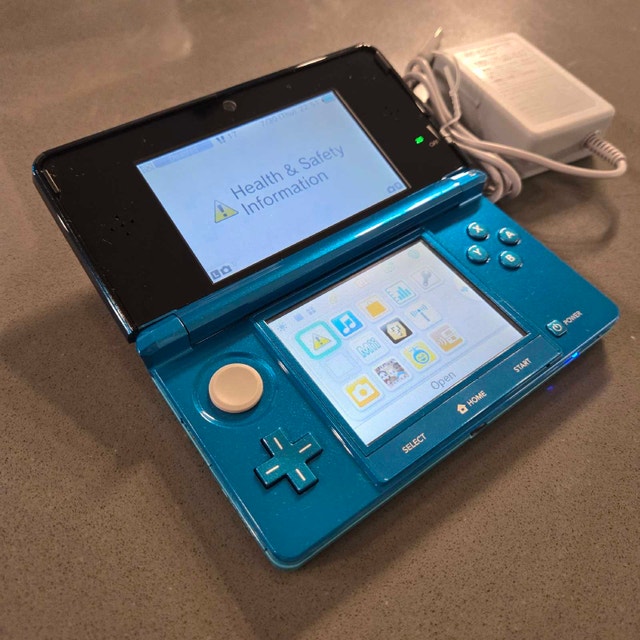 Nintendo 3DS - photo 2