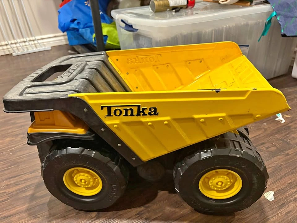 Kids toy dump truck