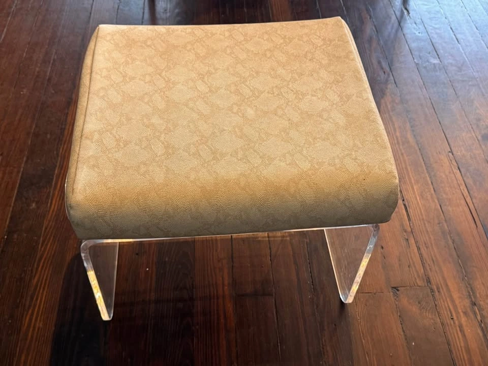 Lucite Makeup chair - photo 4