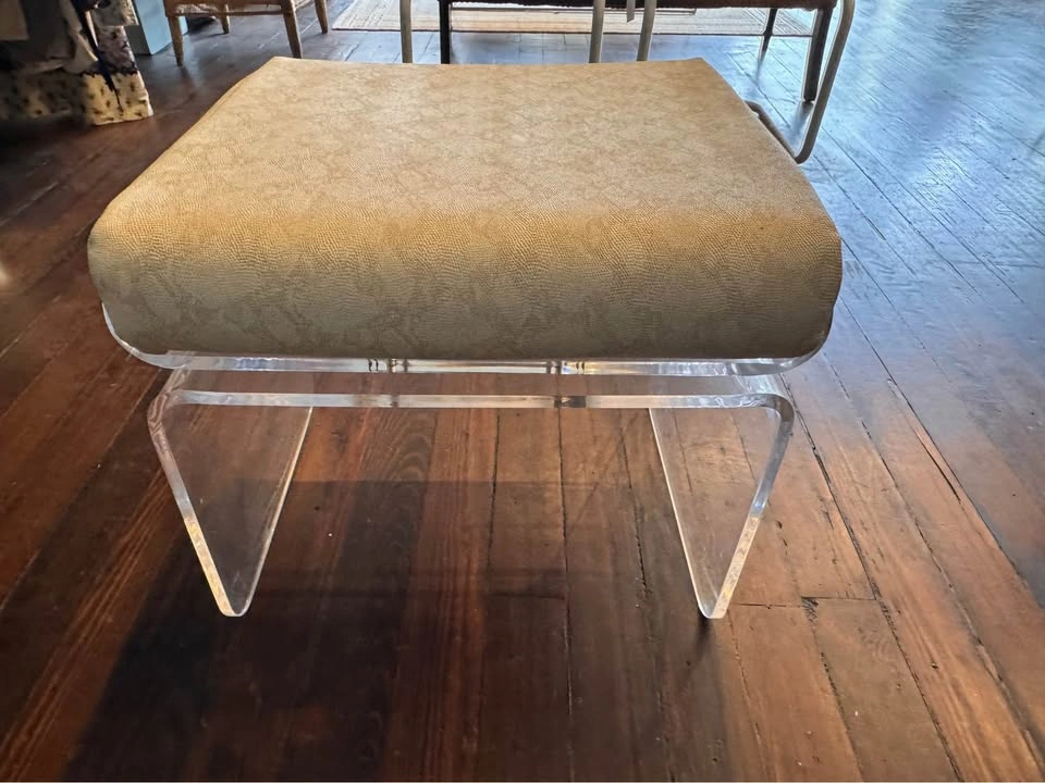 Lucite Makeup chair - photo 5