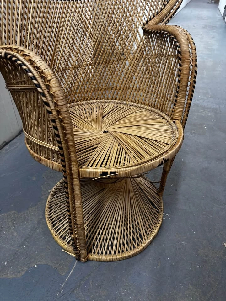 Vintage Peacock Style Wicker Throne Chair with Shelf - photo 2