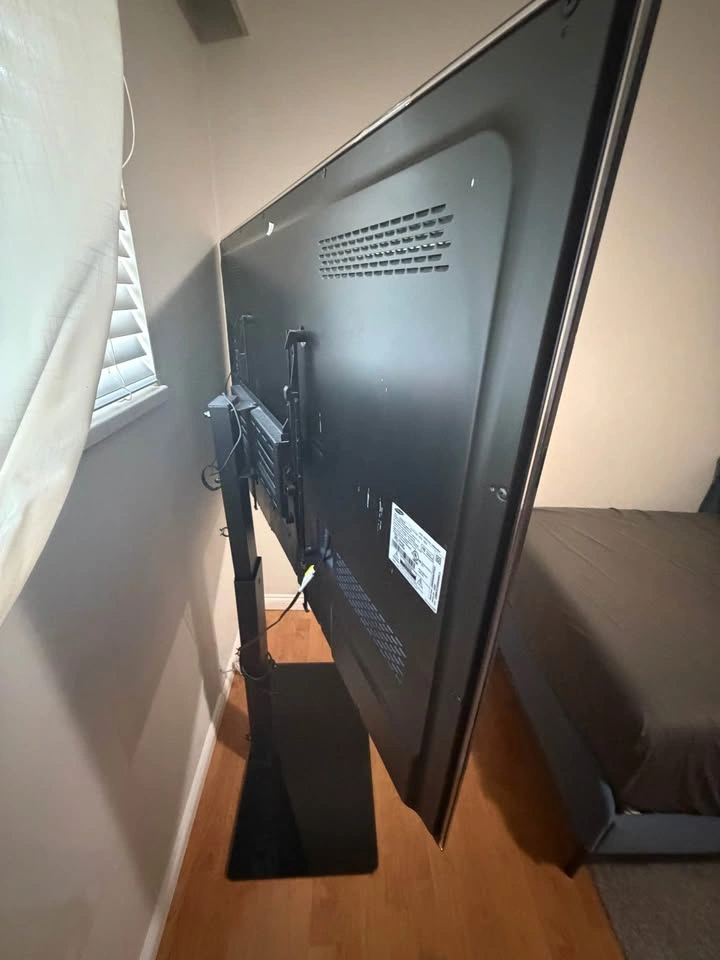 Samsung 55” LED TV + TV Floor Stand – Great Condition - photo 4