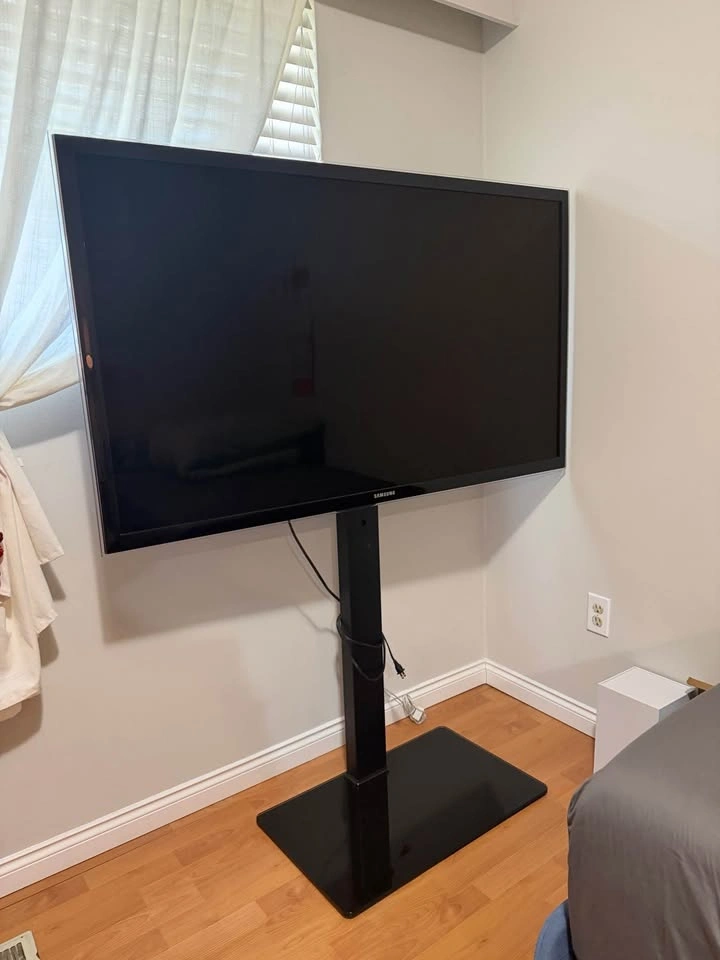 Samsung 55” LED TV + TV Floor Stand – Great Condition - photo 5
