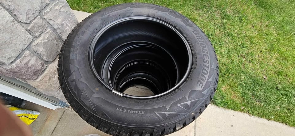 Bridgestone Blizzak DM-V2 Winter Tires – 265/60R18 110Q - photo 4
