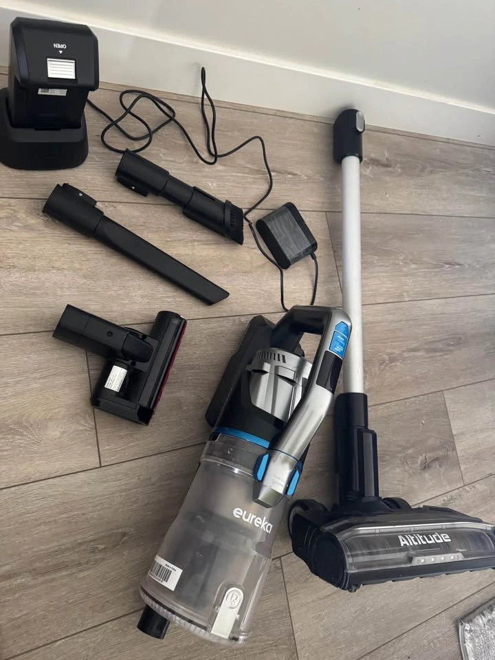 Eureka cordless vacuum with spare battery - photo 2
