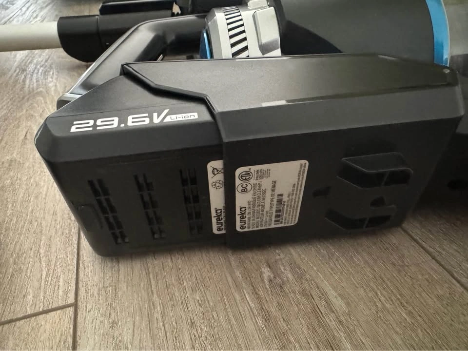 Eureka cordless vacuum with spare battery - photo 4