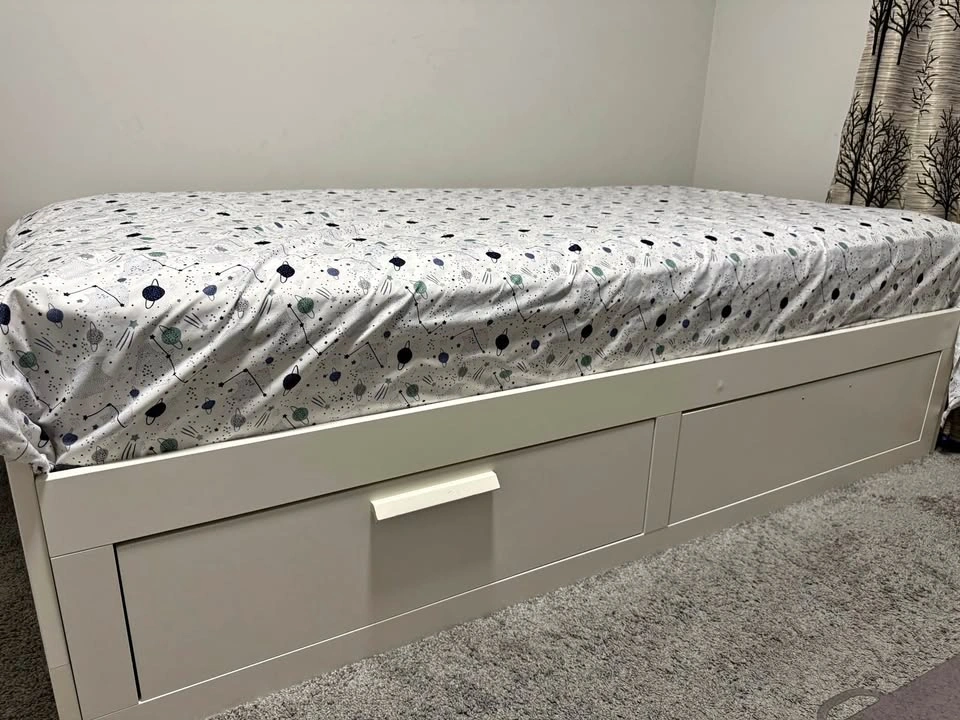 Expandable twin bed with 2 high quality bamboo mattress and pill