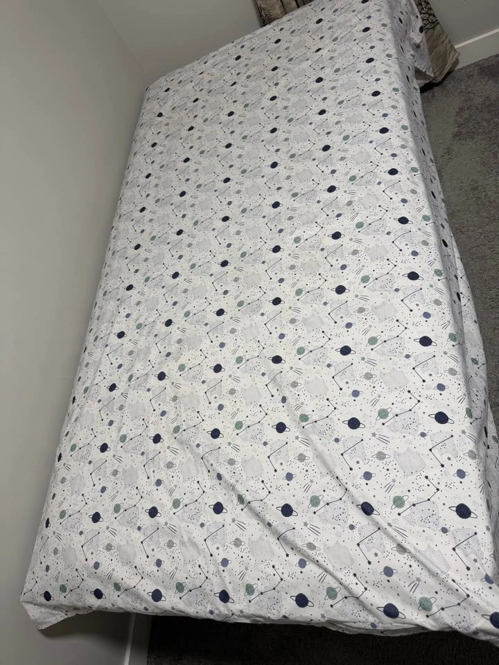 Expandable twin bed with 2 high quality bamboo mattress and pill - photo 2