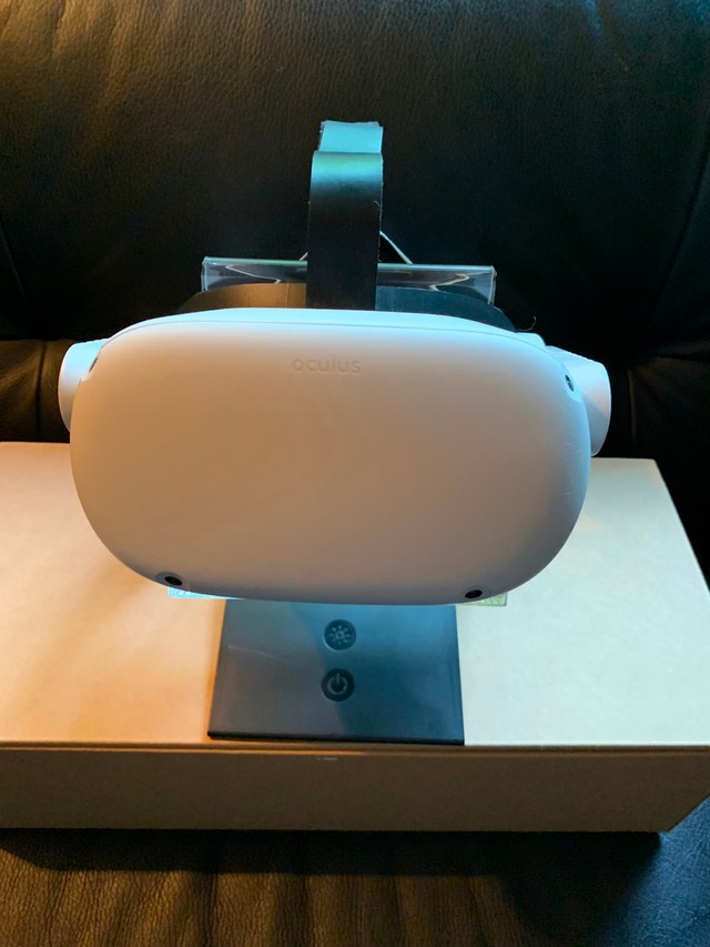 MINT Oculus Quest 2 128 in box & accessories