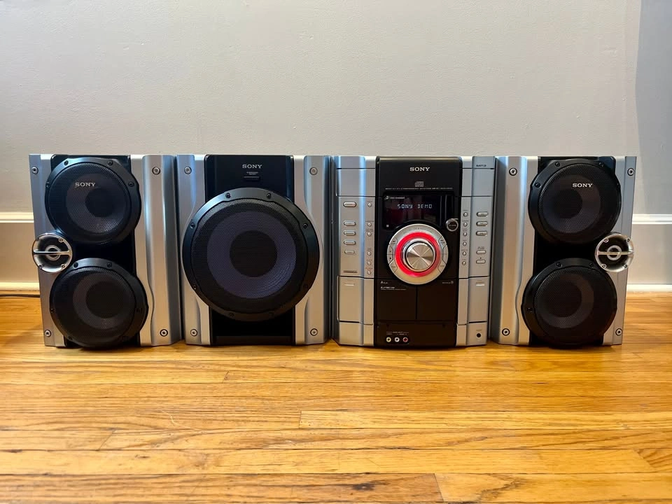 Sony Mini Hi-Fi Stereo System - 3-CD / Dual Cassette / AM/FM - photo 2