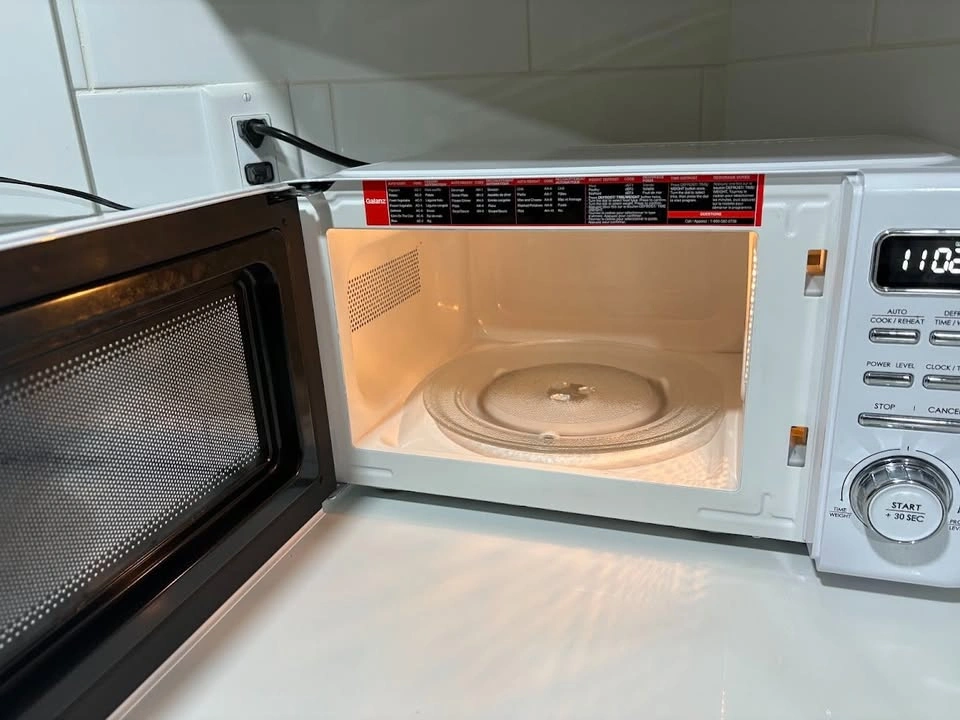 White and Chrome Retro Microwave - photo 2