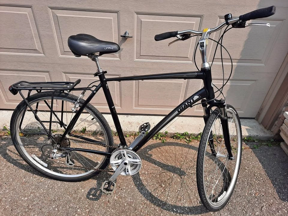 Giant Cypress Hybrid Bike - Size XL (With Rack)