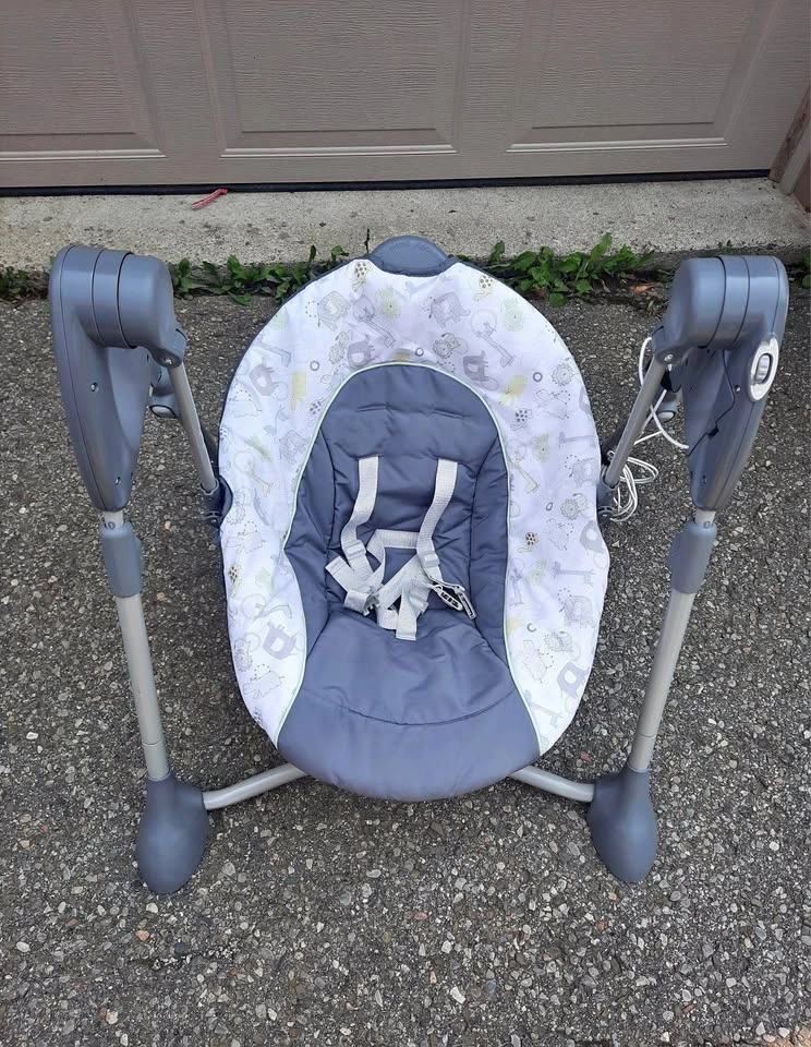 Graco Slim Spaces Compact Baby Swing