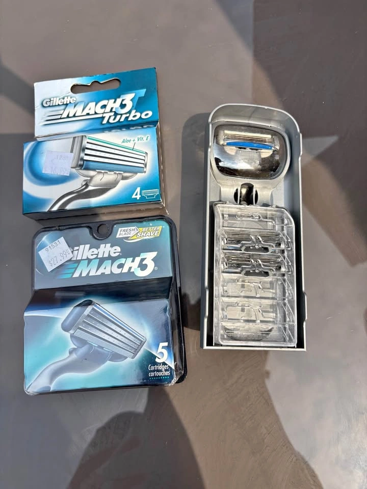 Men’s Razor with 11 brand new cartridges