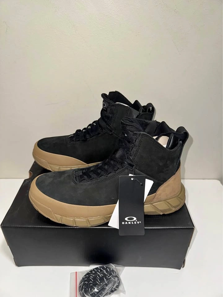 New Men Oakley Waterproof Boots Size 10.5