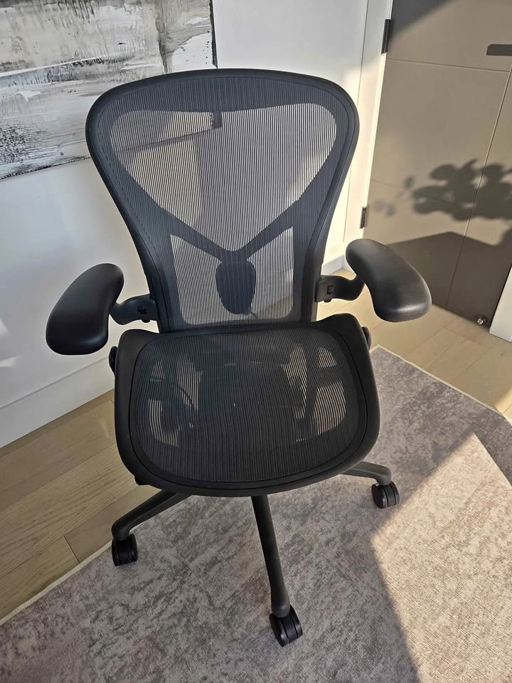 Herman Miller Remastered Aeron Chair (Size B) – Like New