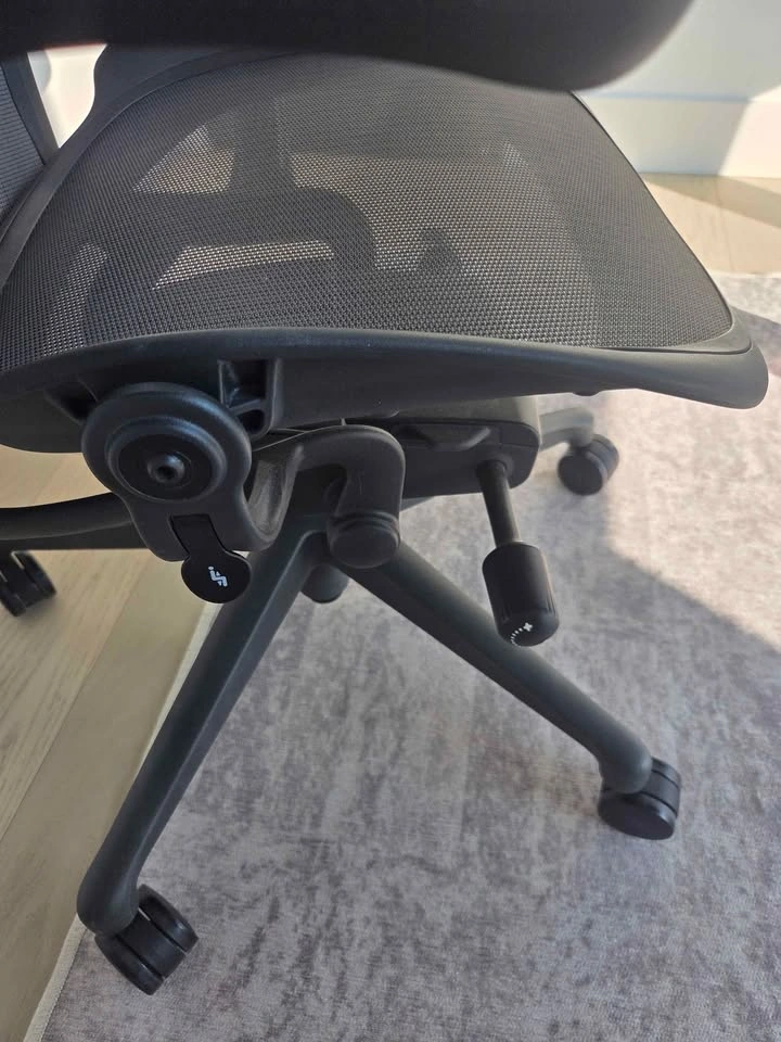 Herman Miller Remastered Aeron Chair (Size B) – Like New - photo 2