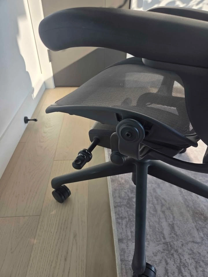 Herman Miller Remastered Aeron Chair (Size B) – Like New - photo 4