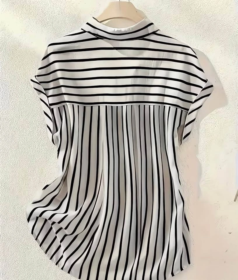 Women’s Blouse Size Medium - photo 2