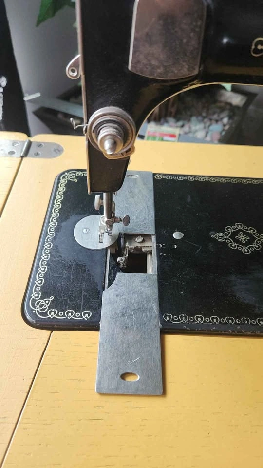 Vintage Singer Treadle Sewing Machine - photo 3