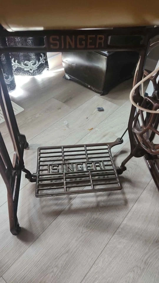 Vintage Singer Treadle Sewing Machine - photo 5
