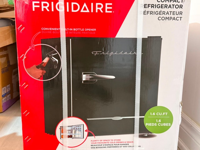 Frigidaire 1.6 cu.ft. Retro Mini Refrigerator
