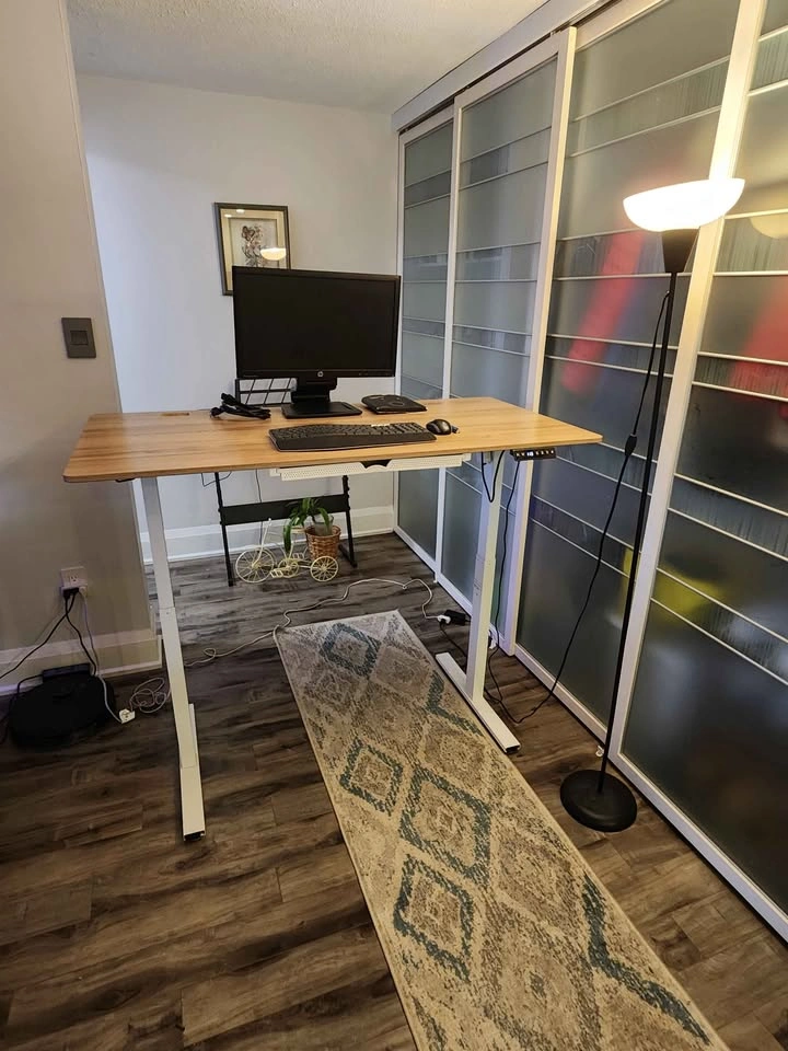 🇨🇦  Office desk with monitor,wireless  keyboard & mouse & lamp - photo 3
