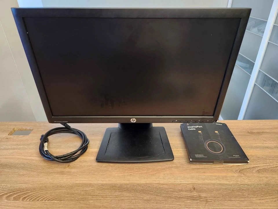 🇨🇦  Office desk with monitor,wireless  keyboard & mouse & lamp - photo 4