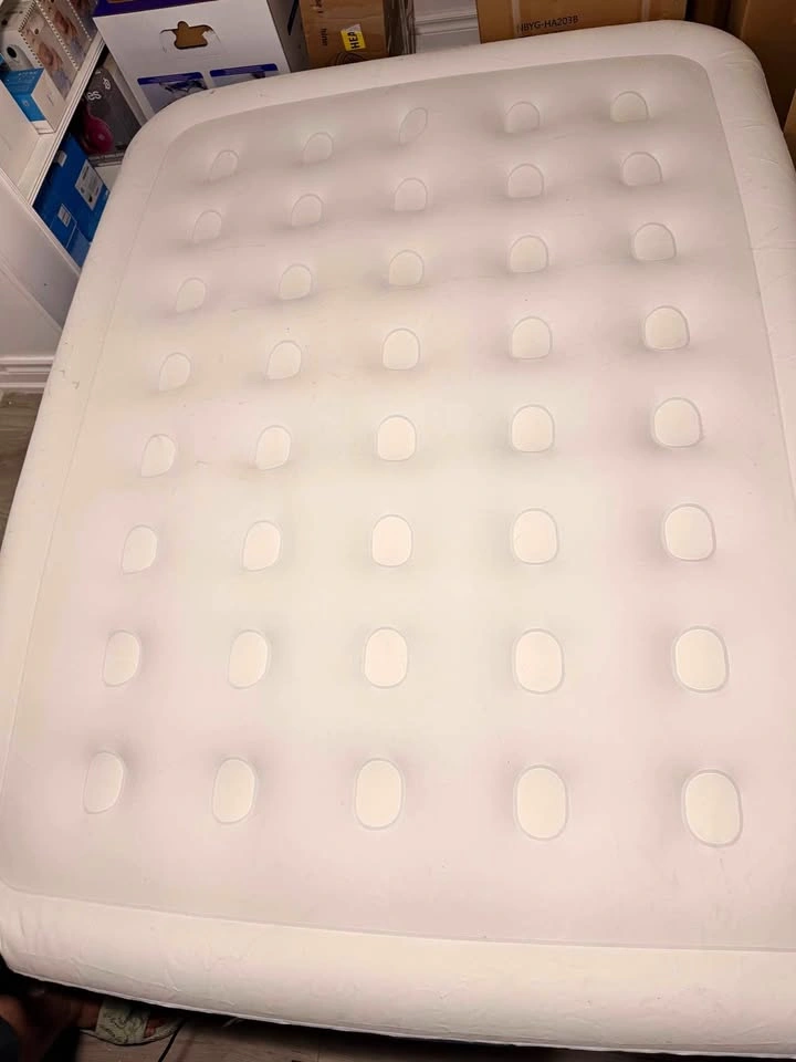 Air mattress with pump Queen