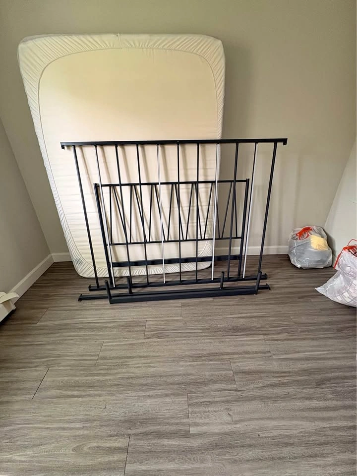 Metal bed frame