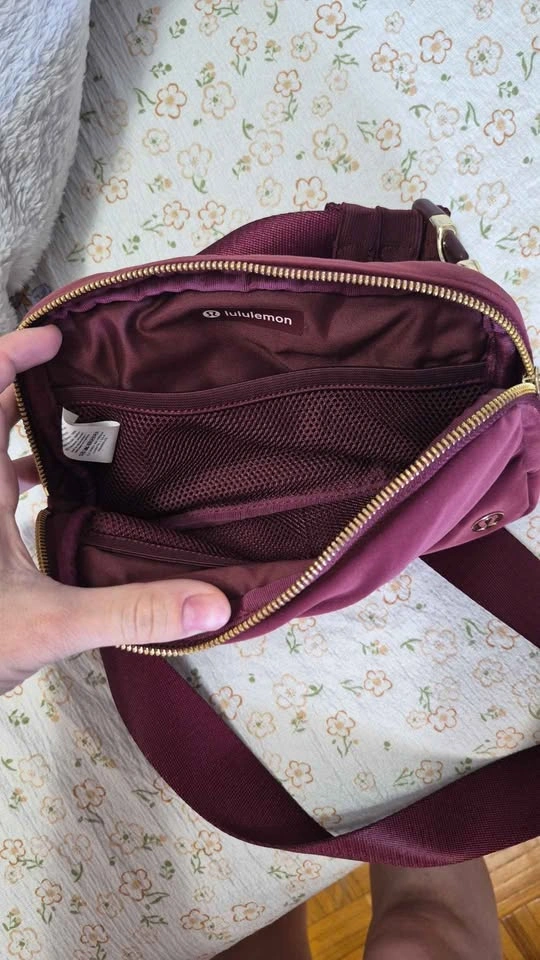 Velvet lululemon cross body bag - photo 2