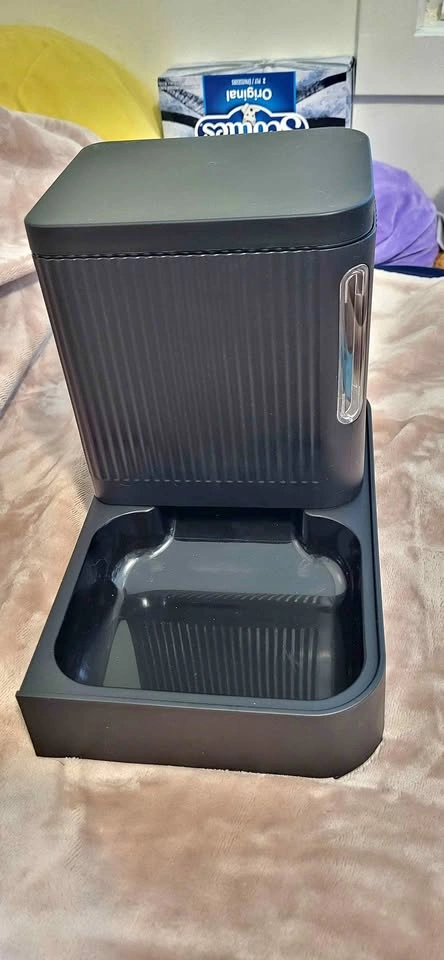 Black falling Pet Feeder