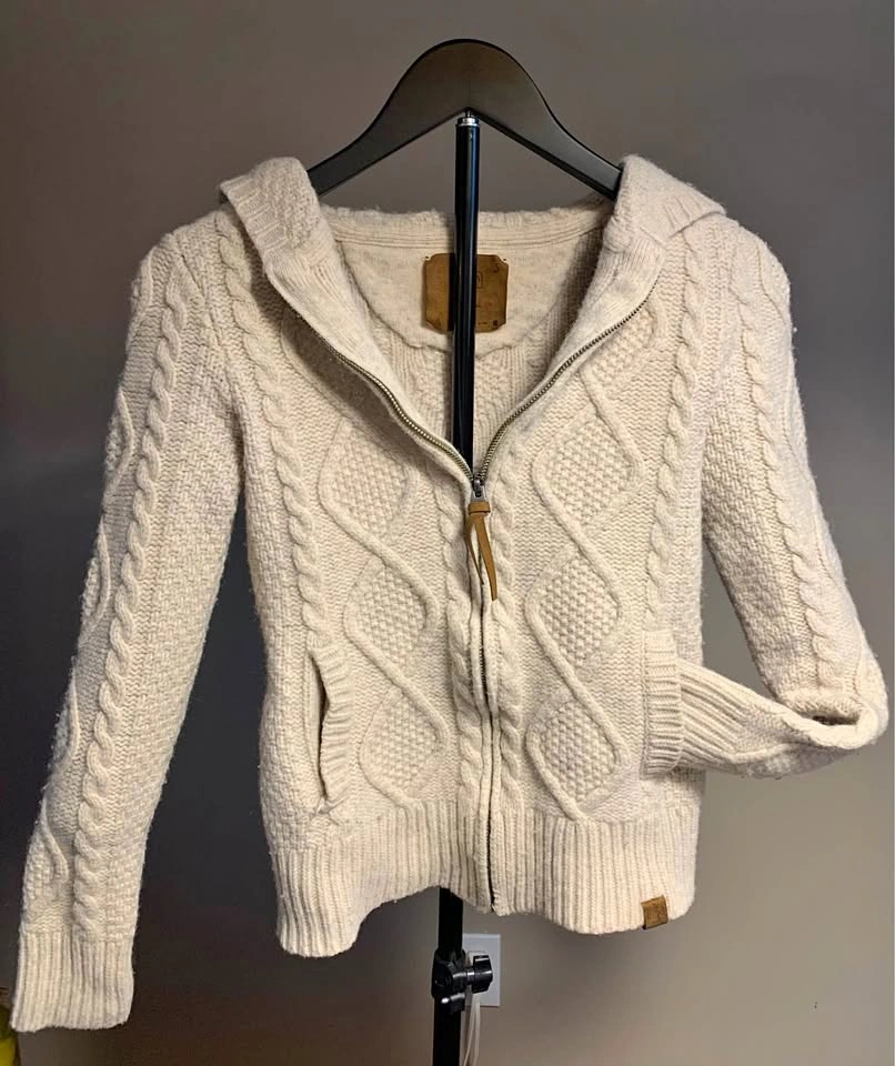 Aritzia Sweater size Small