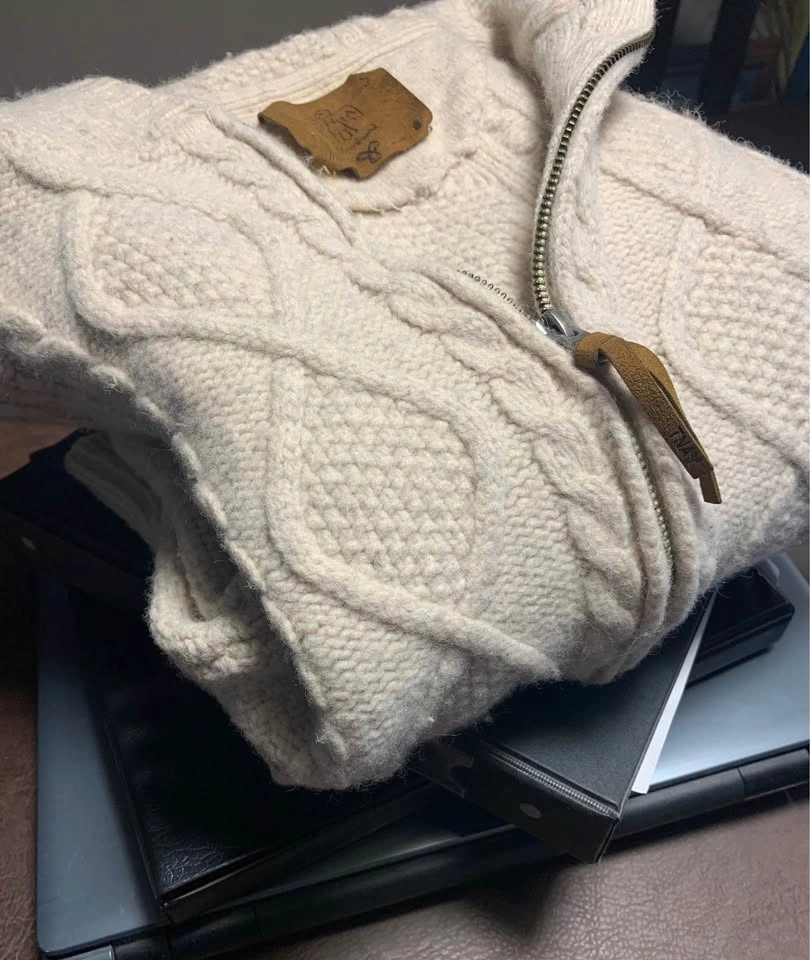 Aritzia Sweater size Small - photo 3