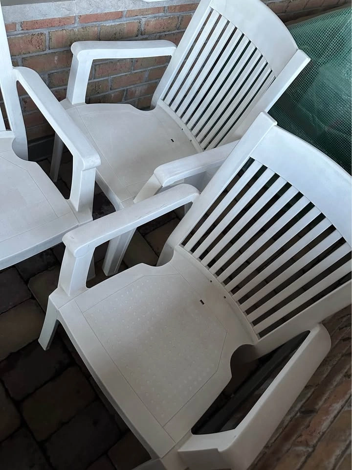 Set of 4 White Plastic Patio Chairs - photo 2
