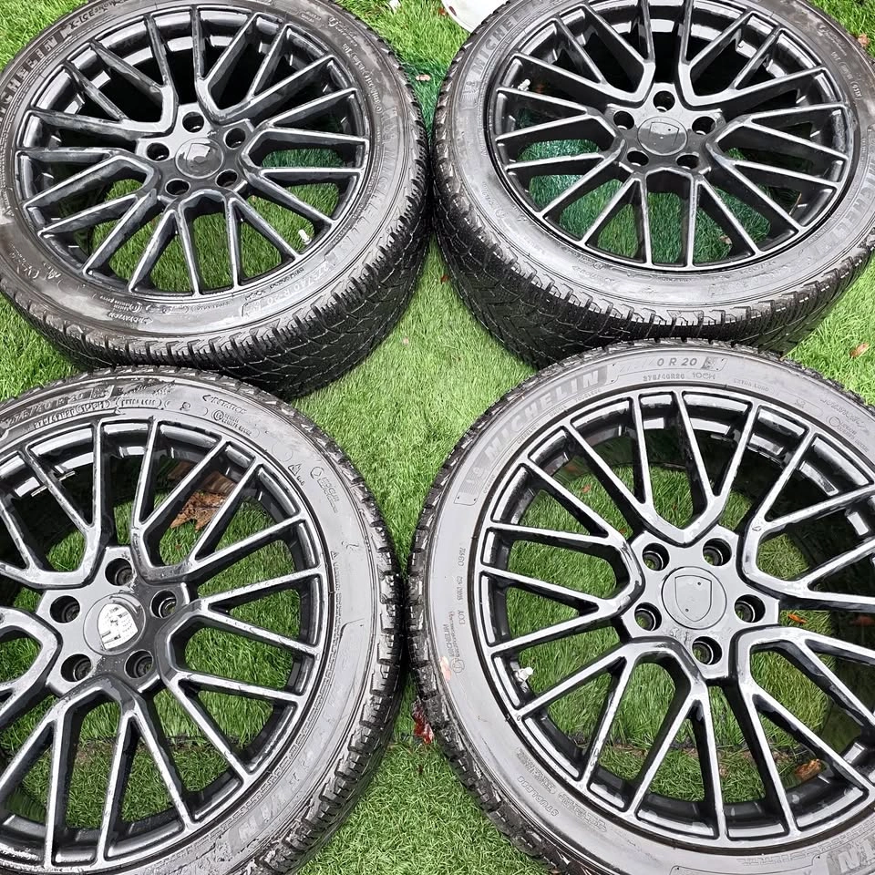 275/40/20 Michelin Winter Tires 90% Tread with Black Rims
