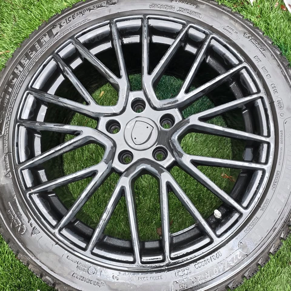 275/40/20 Michelin Winter Tires 90% Tread with Black Rims - photo 2