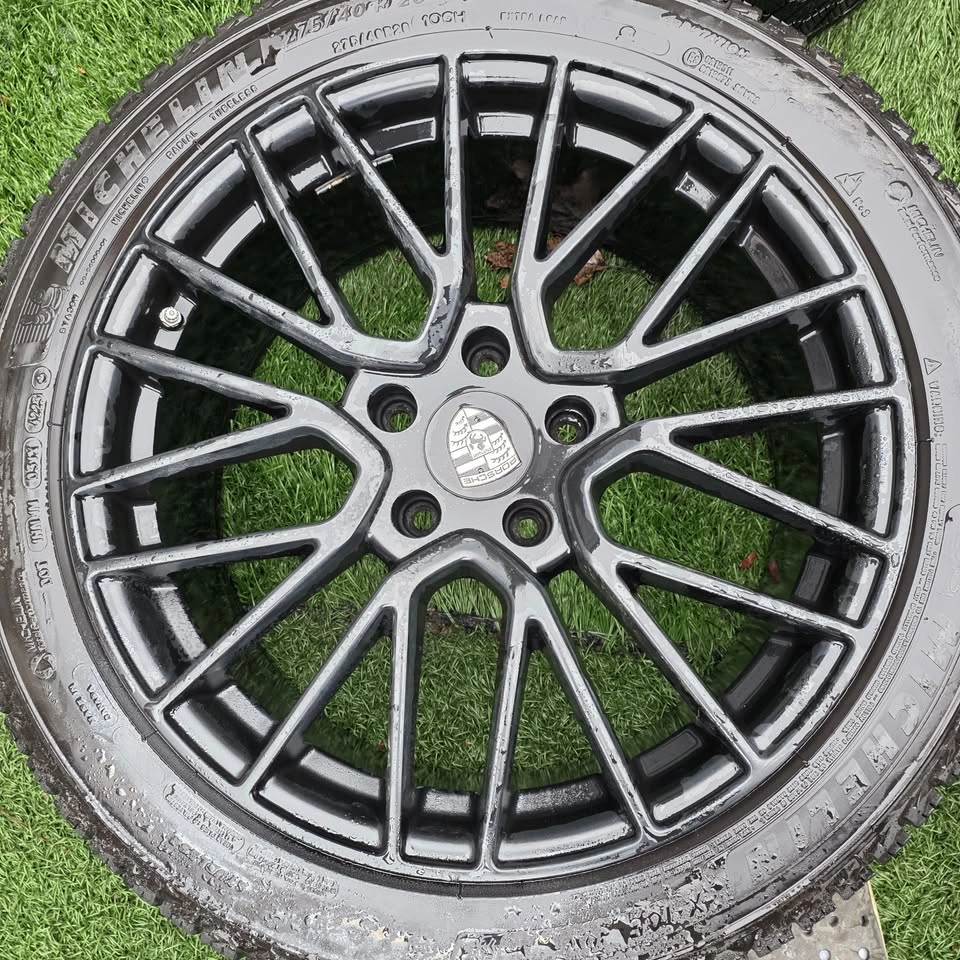 275/40/20 Michelin Winter Tires 90% Tread with Black Rims - photo 3