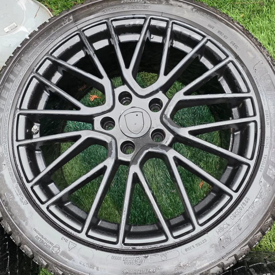275/40/20 Michelin Winter Tires 90% Tread with Black Rims - photo 4