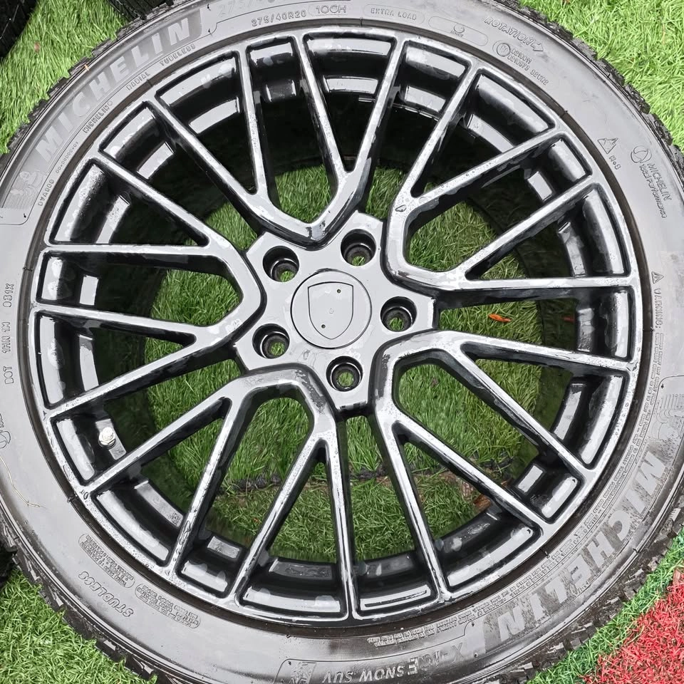 275/40/20 Michelin Winter Tires 90% Tread with Black Rims - photo 5