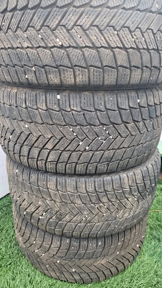 275/40/20 Michelin winter tires 95% tread