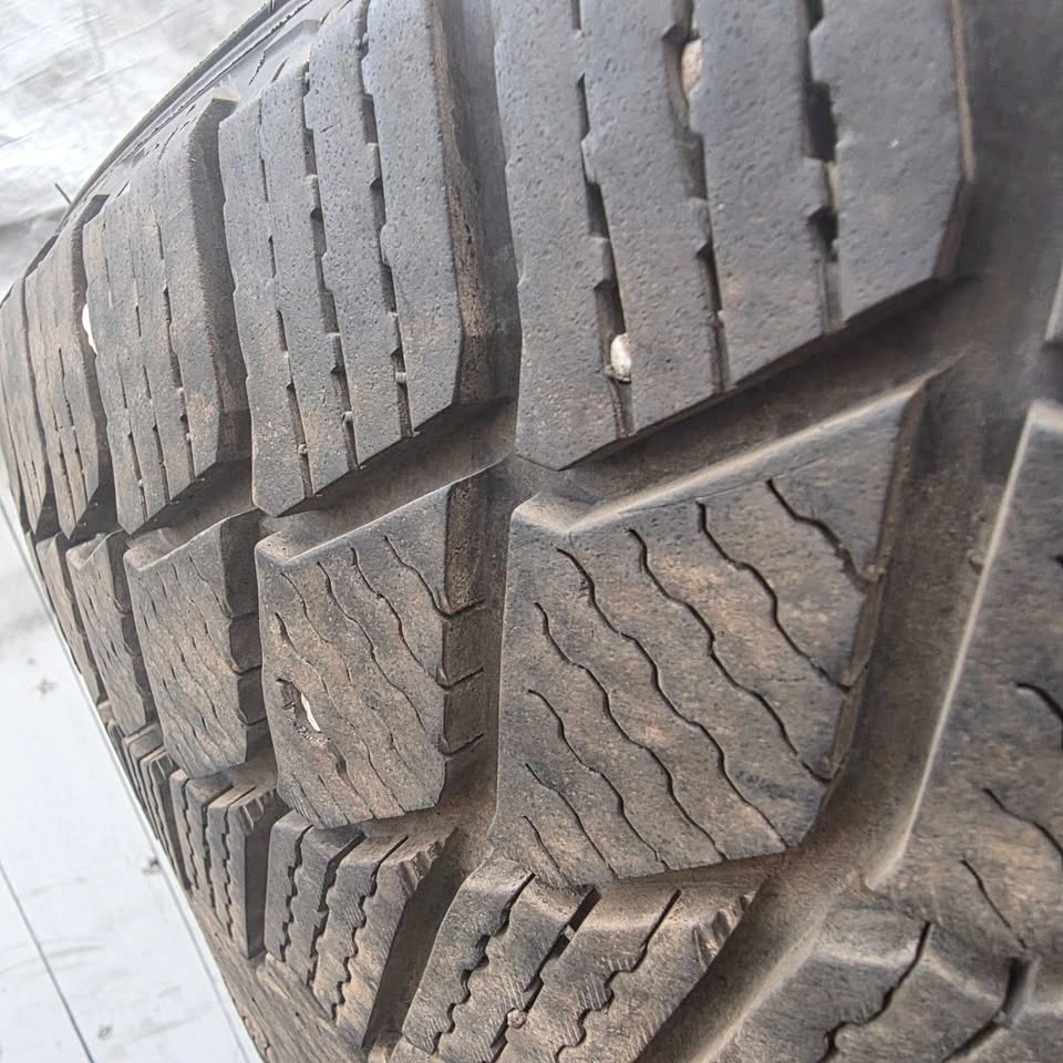 275/40/20 Michelin winter tires 95% tread - photo 2