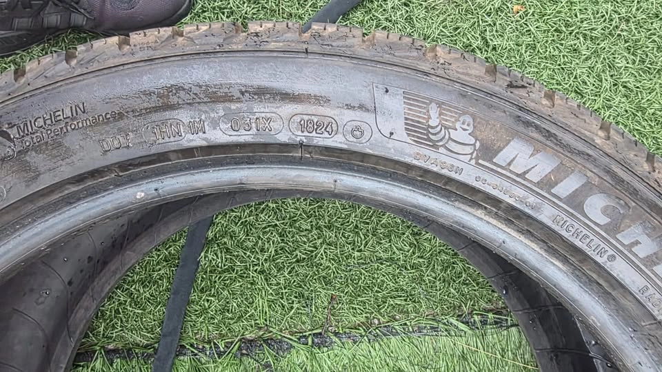 275/40/20 Michelin winter tires 95% tread - photo 3