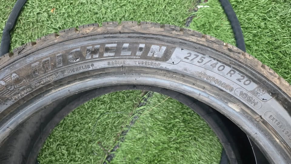 275/40/20 Michelin winter tires 95% tread - photo 4