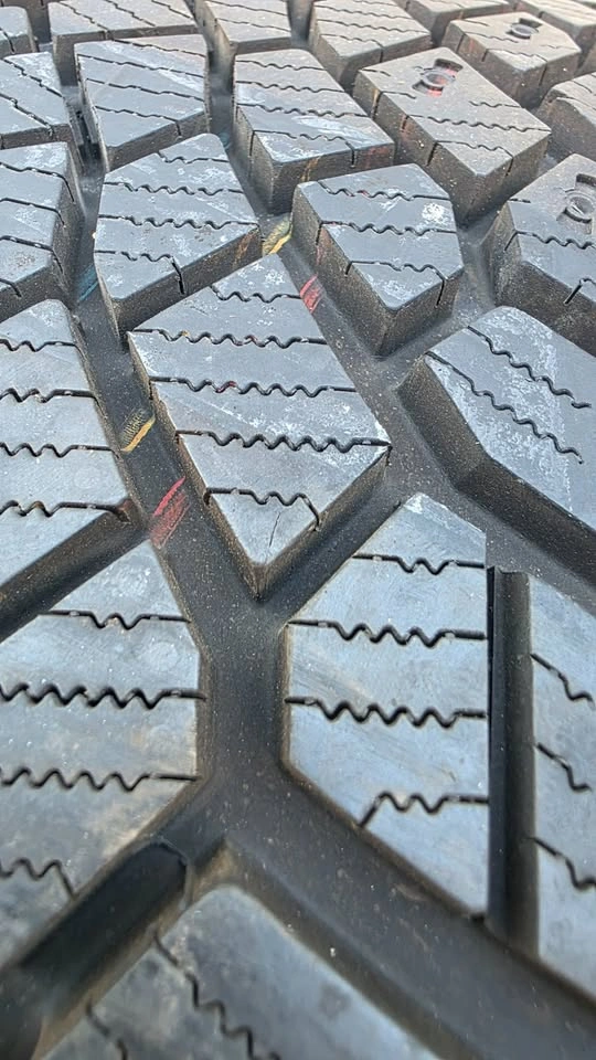 265/45/21 Continental IceContact XTRM 95% tread - photo 2
