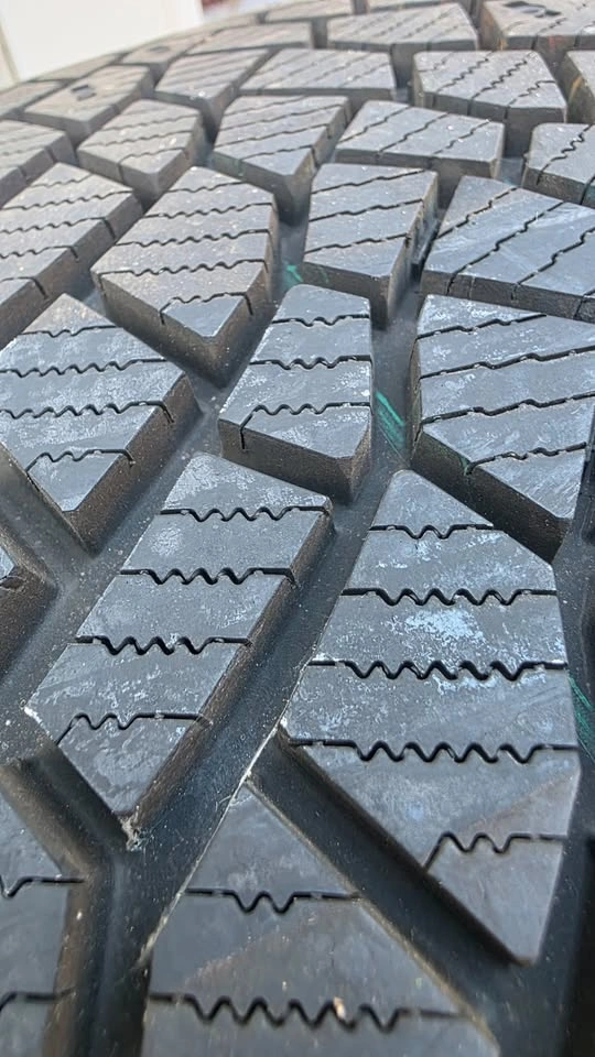 265/45/21 Continental IceContact XTRM 95% tread - photo 3