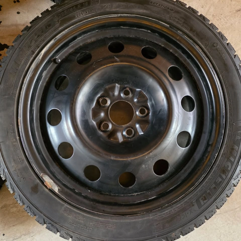 225/45/18 Michelin winter tires 90% tread with steel rims 5x114. - photo 2
