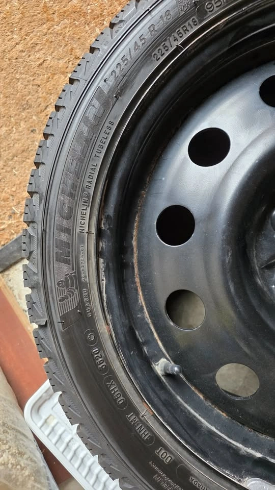 225/45/18 Michelin winter tires 90% tread with steel rims 5x114. - photo 3