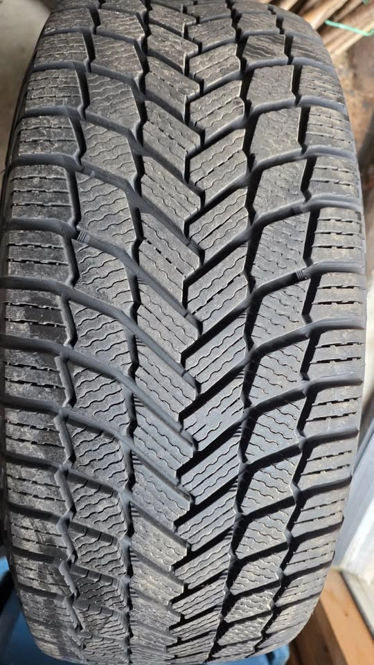 225/45/18 Michelin winter tires 90% tread with steel rims 5x114. - photo 4