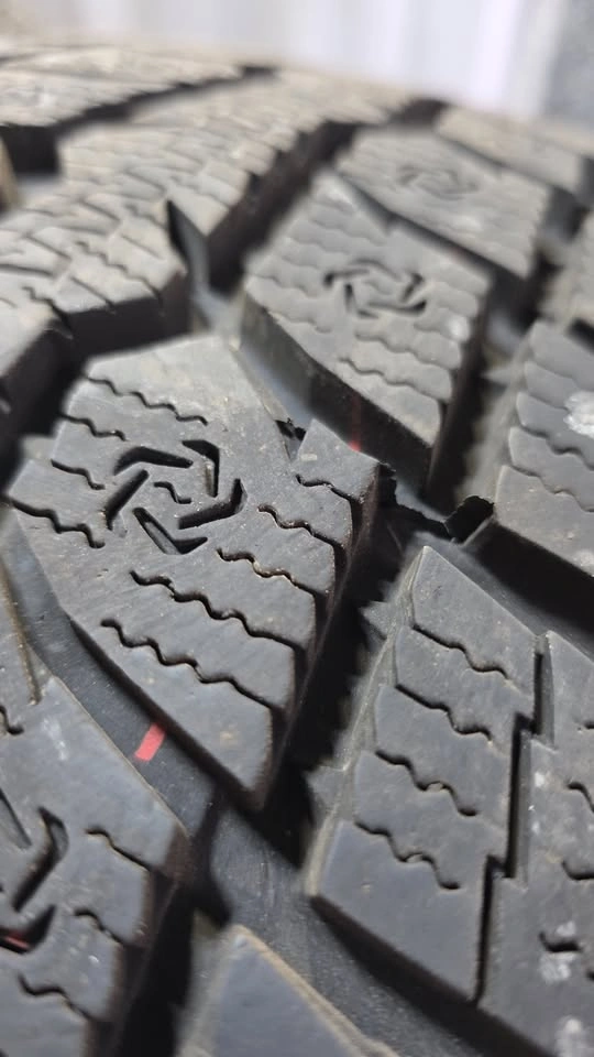 235/60/18 Toyo winter tires 95% tread - photo 5